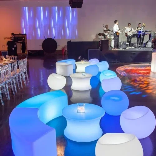 lounge com puffs de led e mesinhas led