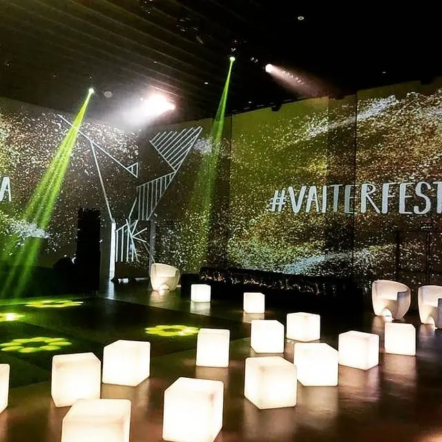 puffs quadrados de led para festa